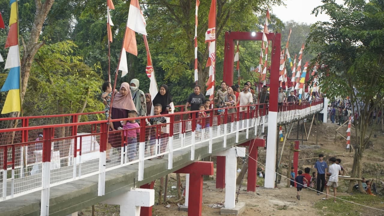 Jembatan Garuda Kodim 0510 menjadi bukti sinergi pemerintah, TNI, dan Polri dalam menghadirkan infrastruktur bagi masyarakat desa.