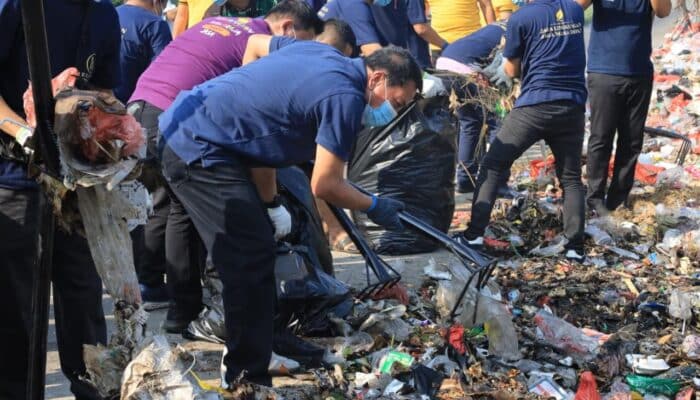 Pemkab Tangerang menggelar Jumat Bersih serentak sebagai dukungan program Indonesia ASRI untuk menciptakan lingkungan sehat dan asri.