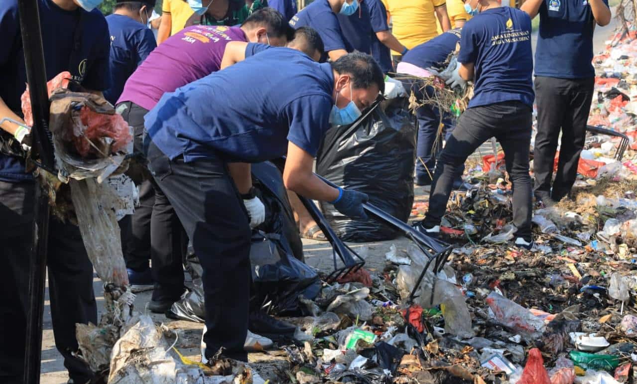 Pemkab Tangerang menggelar Jumat Bersih serentak sebagai dukungan program Indonesia ASRI untuk menciptakan lingkungan sehat dan asri.