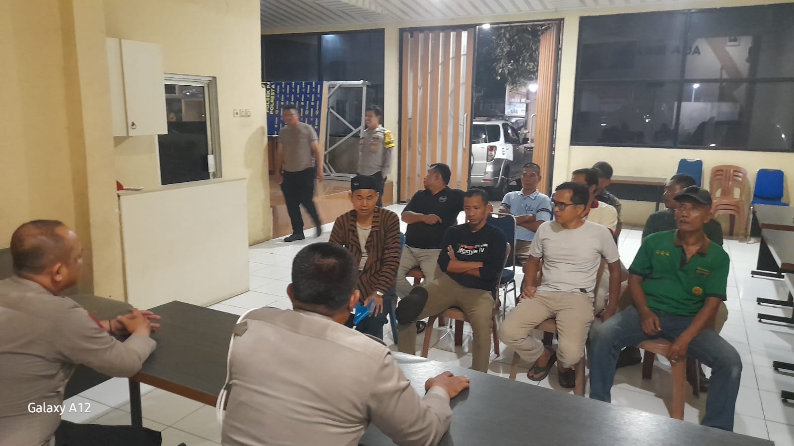 Warga Pasar Kemis kembali resah setelah seorang pria diduga menyiram cairan ke jalan meski sebelumnya telah diperingatkan.