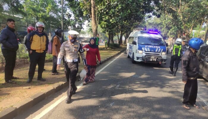 Kecelakaan maut di Jalan Raya Syekh Nawawi, Tigaraksa, menewaskan pengendara motor perempuan. Polisi masih menyelidiki penyebabnya.