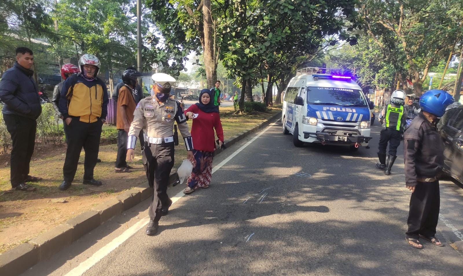 Kecelakaan maut di Jalan Raya Syekh Nawawi, Tigaraksa, menewaskan pengendara motor perempuan. Polisi masih menyelidiki penyebabnya.