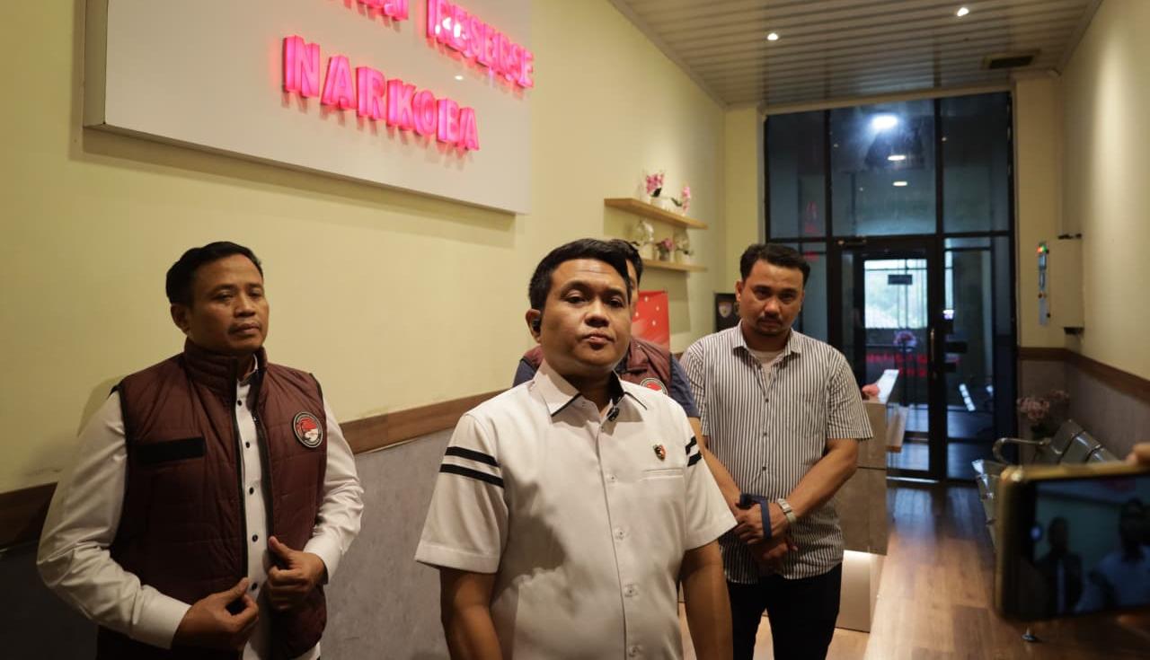 Direktorat Reserse Narkoba Polda Banten membongkar peredaran Etomidate dalam cartridge vape dan memburu jaringan pengedarnya.