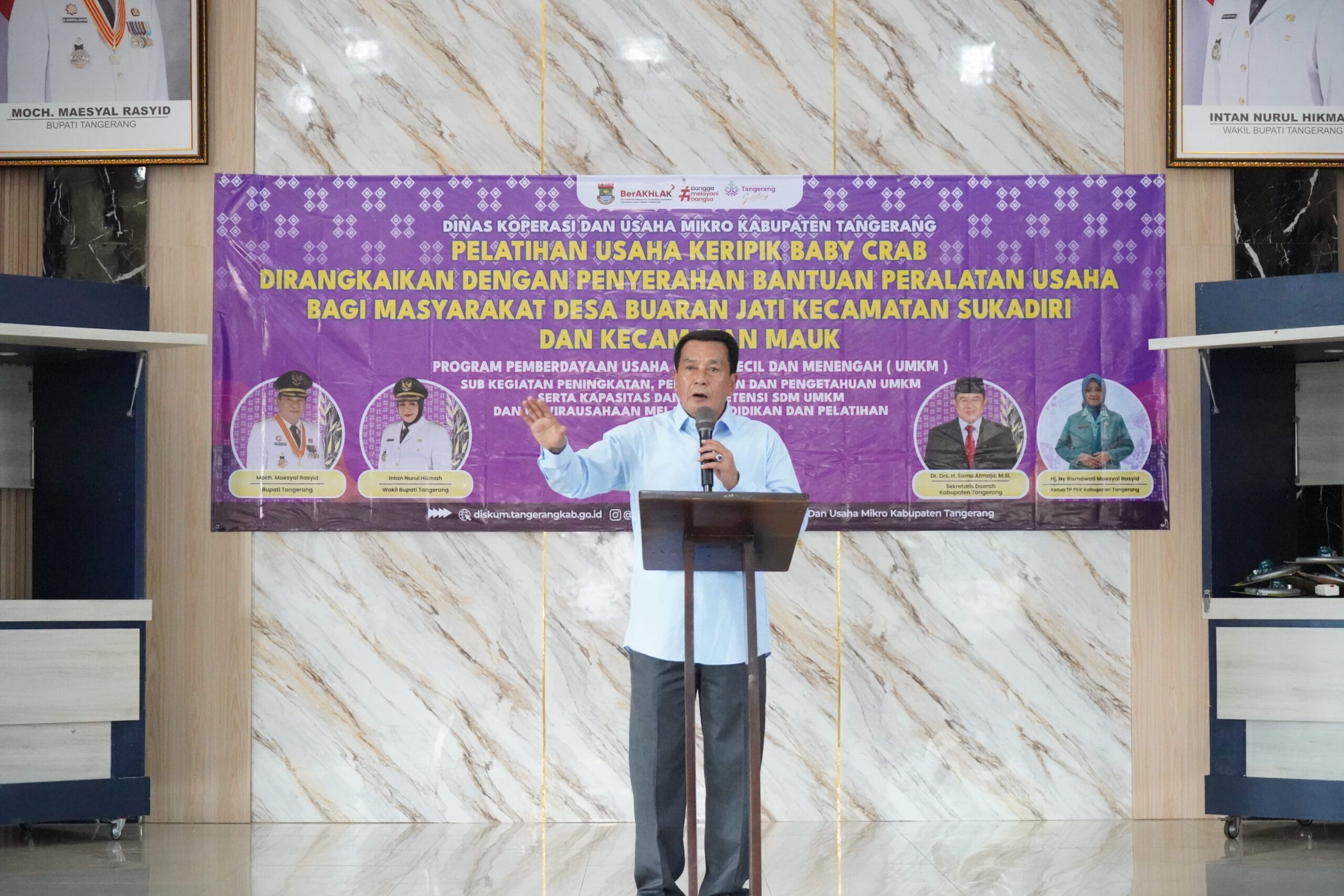 Bupati Tangerang sebut UMKM jadi motor ekonomi daerah yang tumbuh 5,67 persen, didorong program pemberdayaan dan pelatihan usaha.