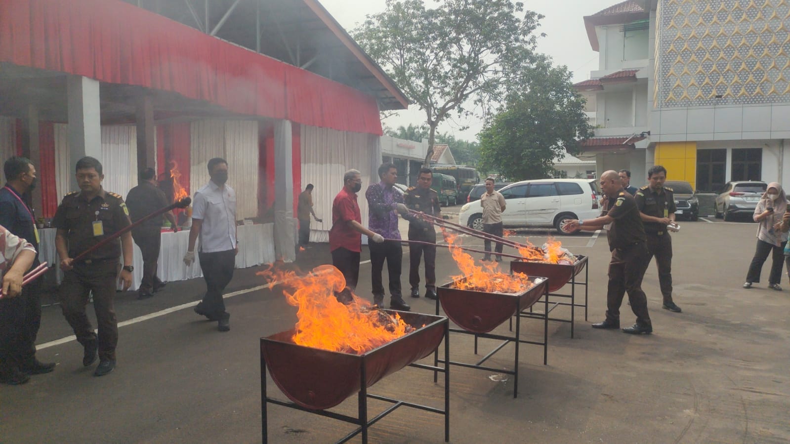 Sebanyak 65 perkara berkekuatan hukum tetap ditindaklanjuti Kejari Kabupaten Tangerang melalui pemusnahan barang bukti secara terbuka.