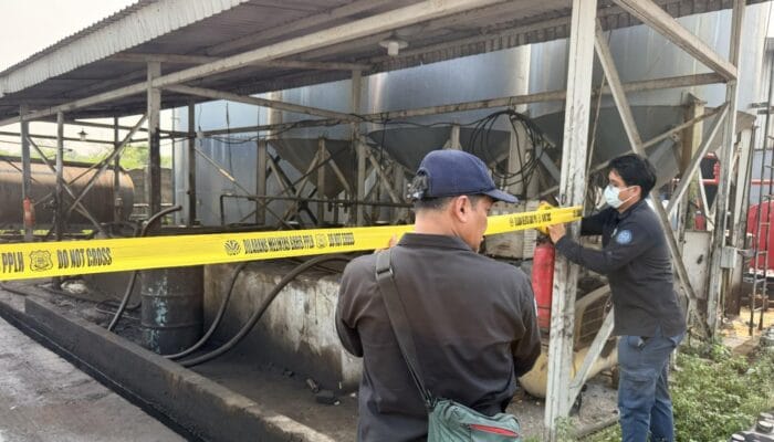 Pabrik pengolahan oli bekas di Tangerang disegel KLH karena diduga cemari udara, buang limbah B3, dan tak miliki izin lengkap.