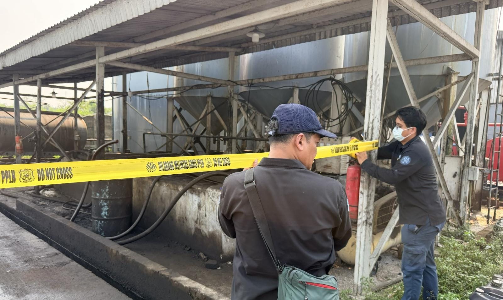 Pabrik pengolahan oli bekas di Tangerang disegel KLH karena diduga cemari udara, buang limbah B3, dan tak miliki izin lengkap.