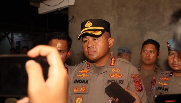Polresta Tangerang tangkap dua terduga pelaku pembunuhan pedagang cilok di Cikupa. Polisi masih dalami motif dan peran masing-masing pelaku.