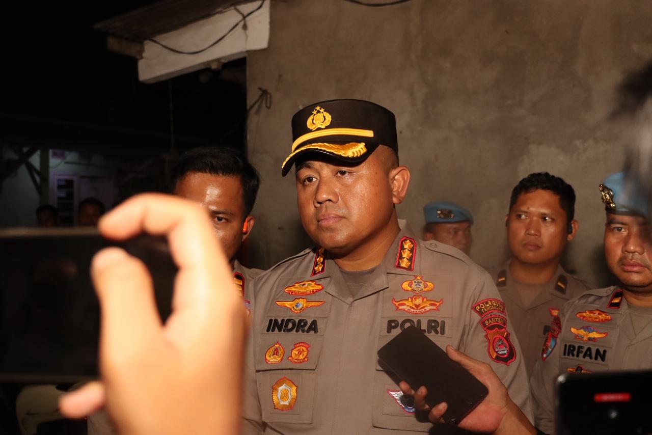 Polresta Tangerang tangkap dua terduga pelaku pembunuhan pedagang cilok di Cikupa. Polisi masih dalami motif dan peran masing-masing pelaku.