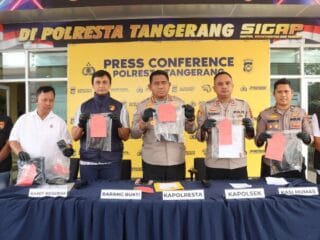 Enam pria ditangkap Polresta Tangerang terkait kasus pemerasan berkedok polisi. Pelaku menyasar warga di Rajeg dan Pasar Kemis.