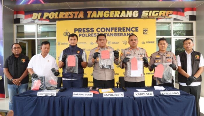 Enam pria ditangkap Polresta Tangerang terkait kasus pemerasan berkedok polisi. Pelaku menyasar warga di Rajeg dan Pasar Kemis.