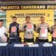 Enam pria ditangkap Polresta Tangerang terkait kasus pemerasan berkedok polisi. Pelaku menyasar warga di Rajeg dan Pasar Kemis.