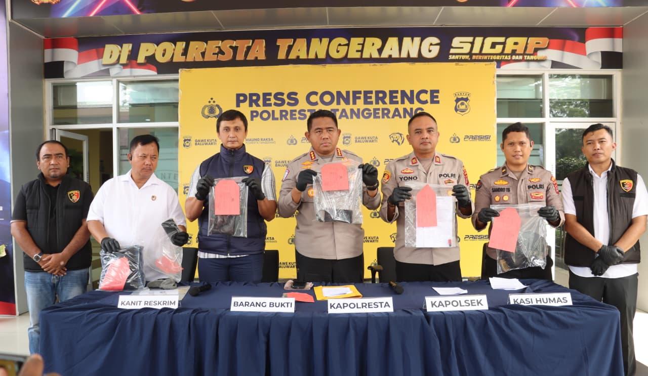 Enam pria ditangkap Polresta Tangerang terkait kasus pemerasan berkedok polisi. Pelaku menyasar warga di Rajeg dan Pasar Kemis.