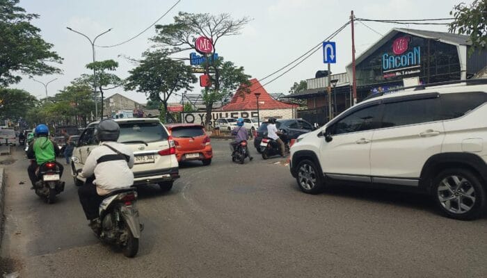 Dishub Tangsel mengungkap u-turn di Jalan Ciater Raya menjadi titik krusial penyebab kemacetan yang kerap terjadi hingga akses Tol BSD.