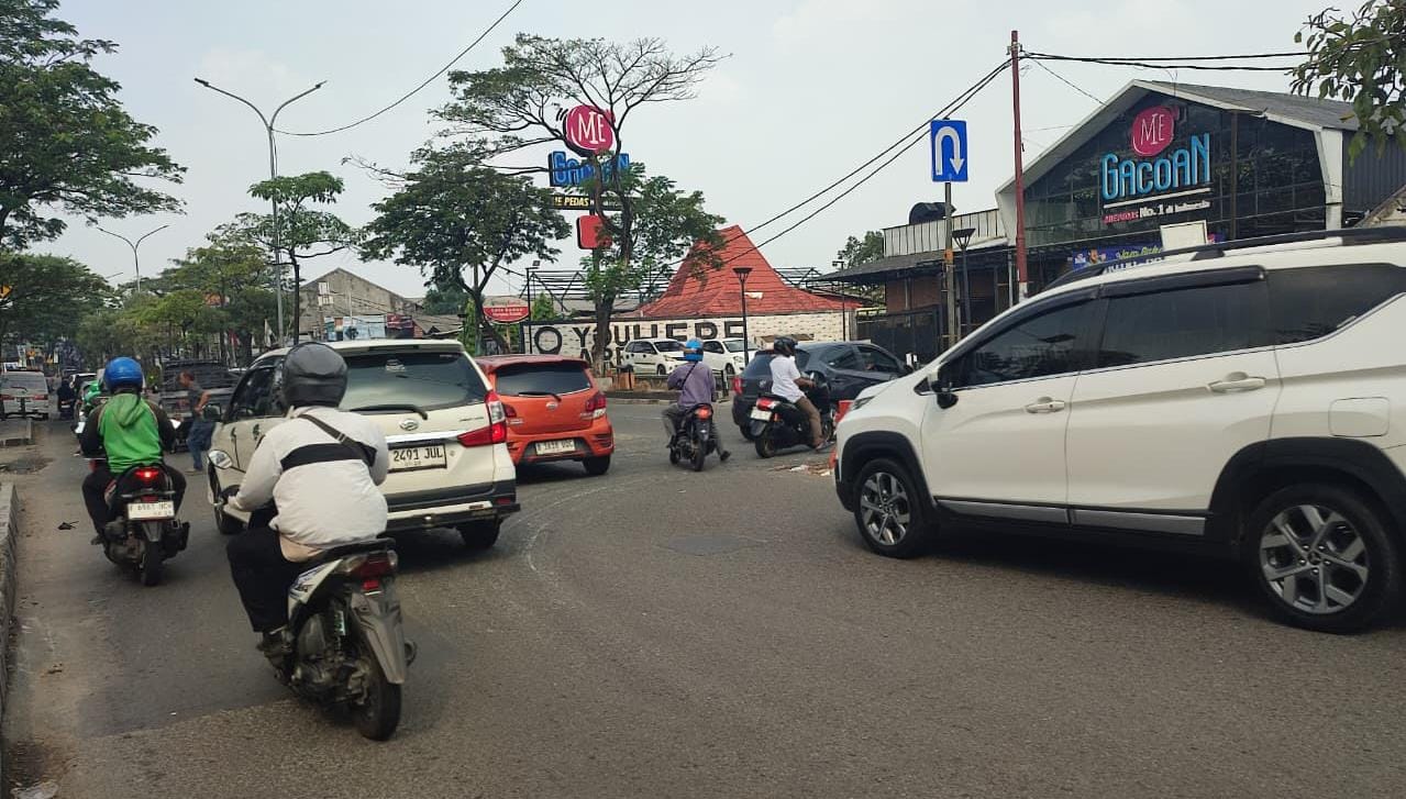 Dishub Tangsel mengungkap u-turn di Jalan Ciater Raya menjadi titik krusial penyebab kemacetan yang kerap terjadi hingga akses Tol BSD.