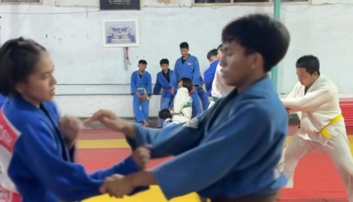 Sambo Tangsel menyiapkan 12 atlet untuk tampil di seluruh nomor Porprov VII Banten 2026 dengan latihan teknik, fisik, dan mental.
