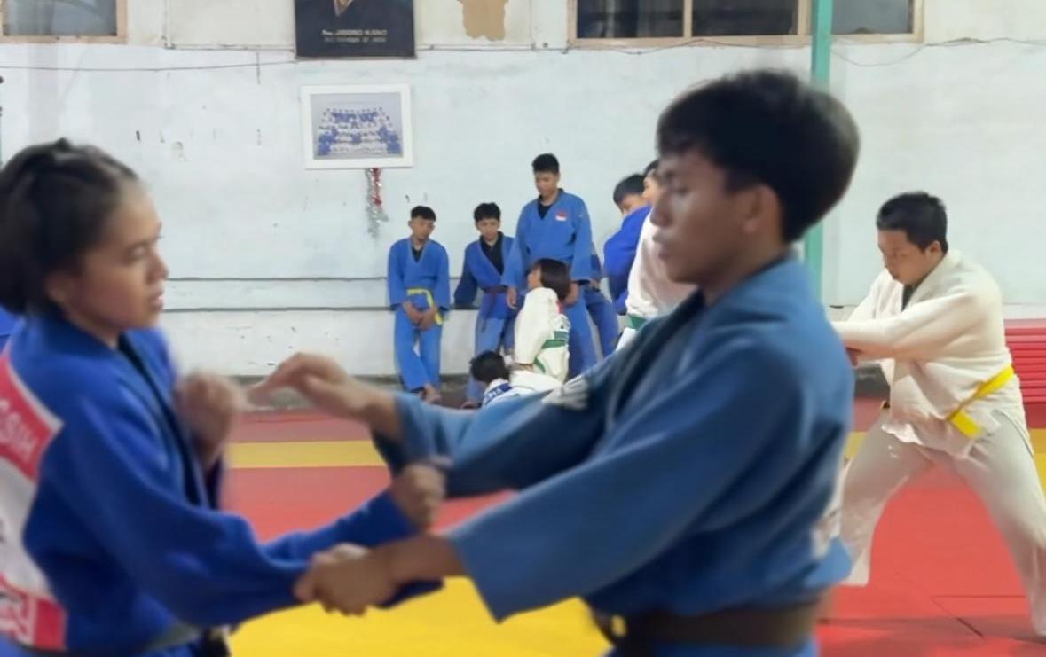 Sambo Tangsel menyiapkan 12 atlet untuk tampil di seluruh nomor Porprov VII Banten 2026 dengan latihan teknik, fisik, dan mental.