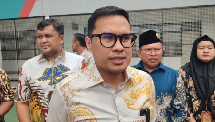 Pemkot Tangsel mengalokasikan dana Bosda untuk bantuan seragam sekolah guna membantu meringankan beban orang tua siswa negeri.