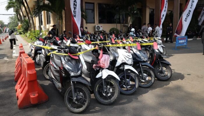 Enam pelaku curanmor ditangkap Polda Banten. Polisi juga menyita 13 motor hasil curian, senpi rakitan, dan memburu tiga DPO.