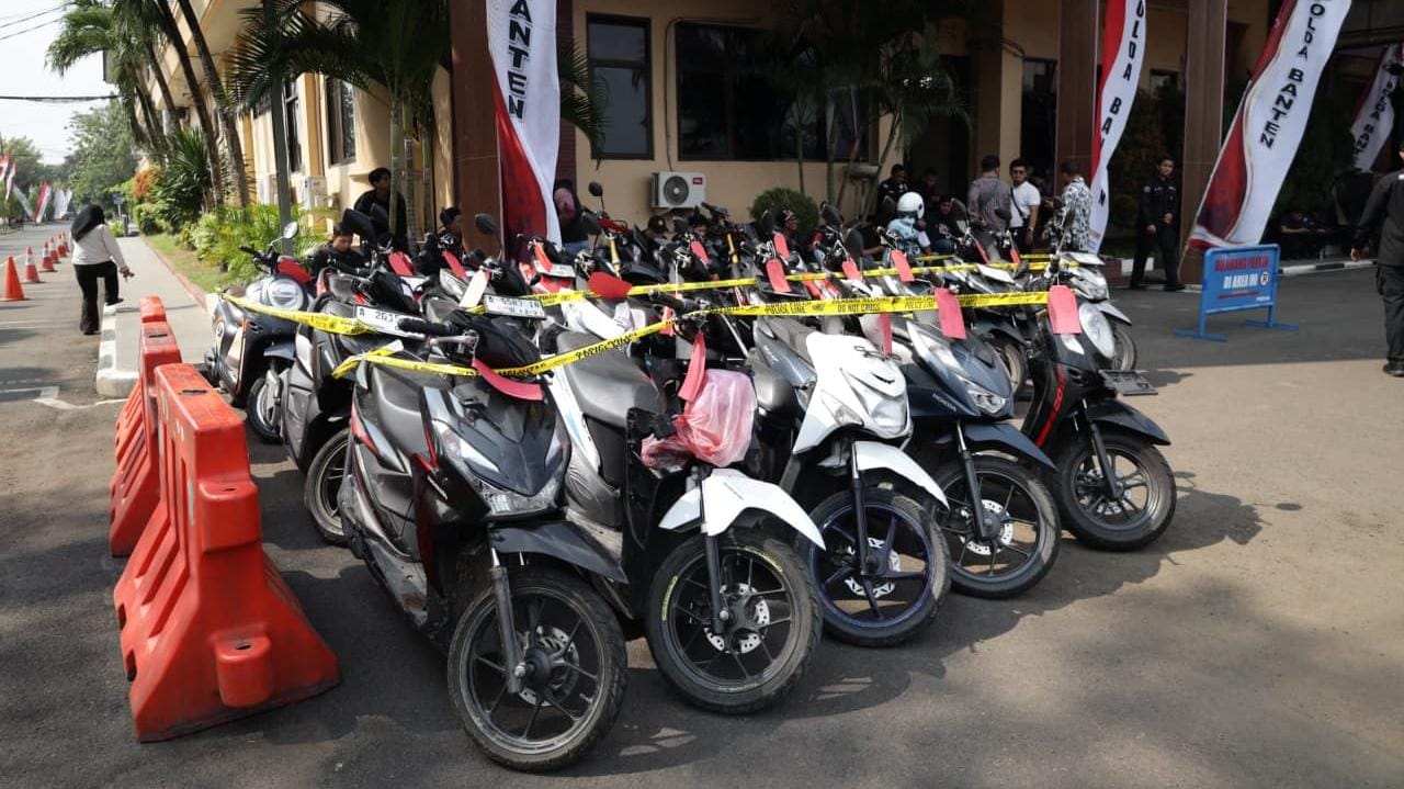 Enam pelaku curanmor ditangkap Polda Banten. Polisi juga menyita 13 motor hasil curian, senpi rakitan, dan memburu tiga DPO.