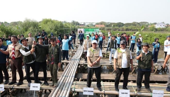 PT IKPP Tangerang dan Bupati Maesyal Rasyid tanam 10 ribu mangrove di Mauk sebagai upaya rehabilitasi pesisir berkelanjutan.