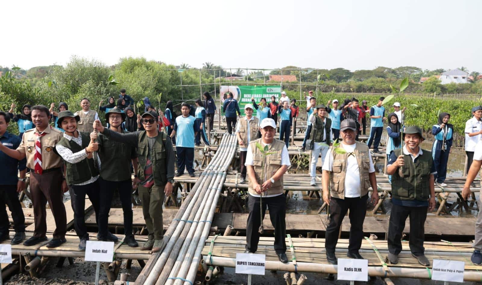 PT IKPP Tangerang dan Bupati Maesyal Rasyid tanam 10 ribu mangrove di Mauk sebagai upaya rehabilitasi pesisir berkelanjutan.