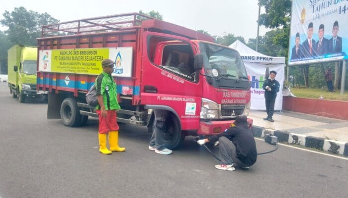DLHK Kabupaten Tangerang menggelar uji emisi kendaraan. Hasilnya, 27 kendaraan berbahan bakar solar dinyatakan tidak lulus.
