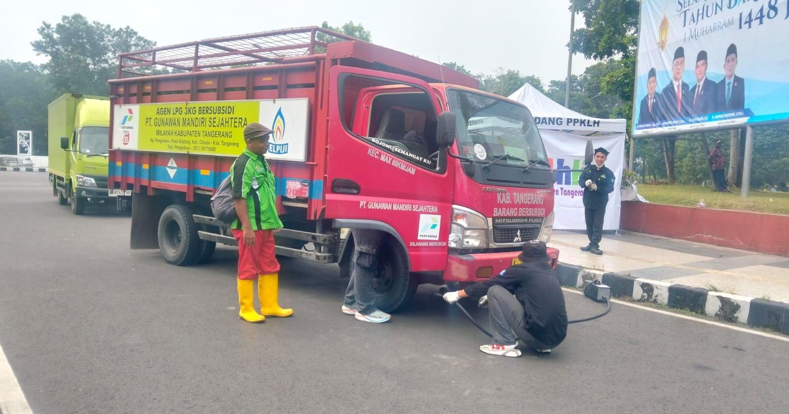 DLHK Kabupaten Tangerang menggelar uji emisi kendaraan. Hasilnya, 27 kendaraan berbahan bakar solar dinyatakan tidak lulus.