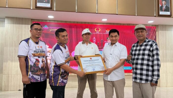 Achmad Dimyati Natakusumah menerima penghargaan Brand Ambassador Catur Banten sebagai bentuk dukungan pembinaan atlet catur.