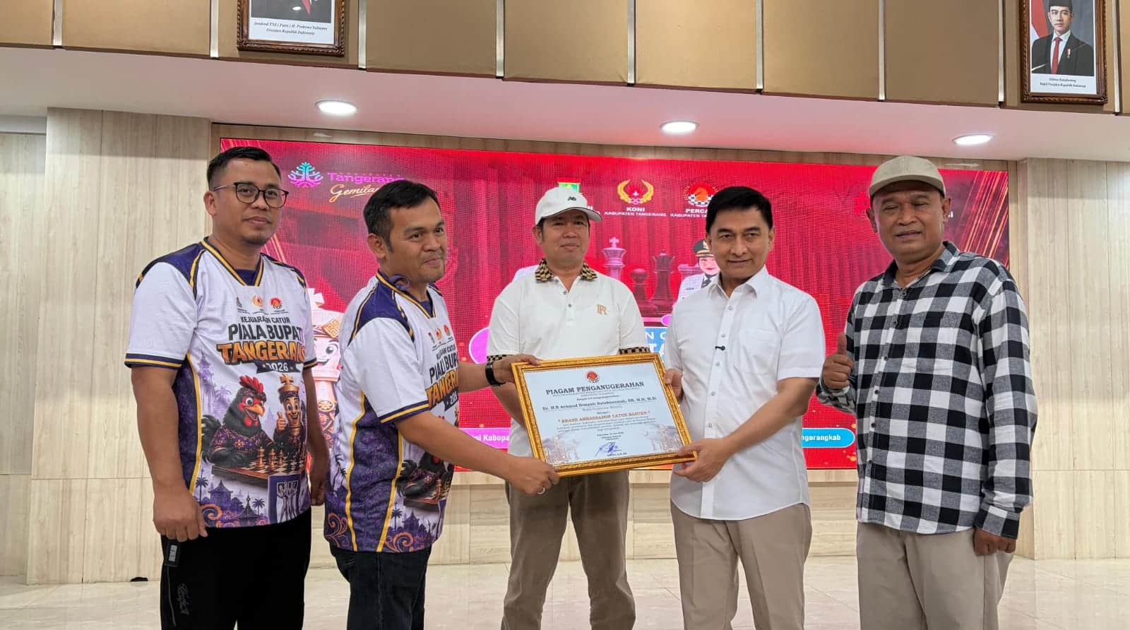 Achmad Dimyati Natakusumah menerima penghargaan Brand Ambassador Catur Banten sebagai bentuk dukungan pembinaan atlet catur.
