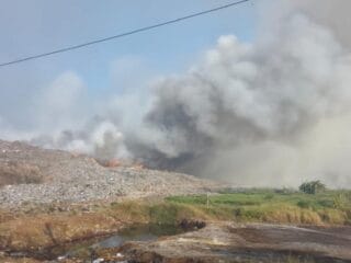 BNPB Kerahkan Helikopter Water Bombing untuk Padamkan Kebakaran TPA Jatiwaringin Tangerang