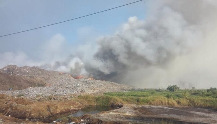 Kebakaran TPA Jatiwaringin meluas hingga 15 hektare. BNPB mengerahkan helikopter water bombing, sementara 15 warga mengungsi.