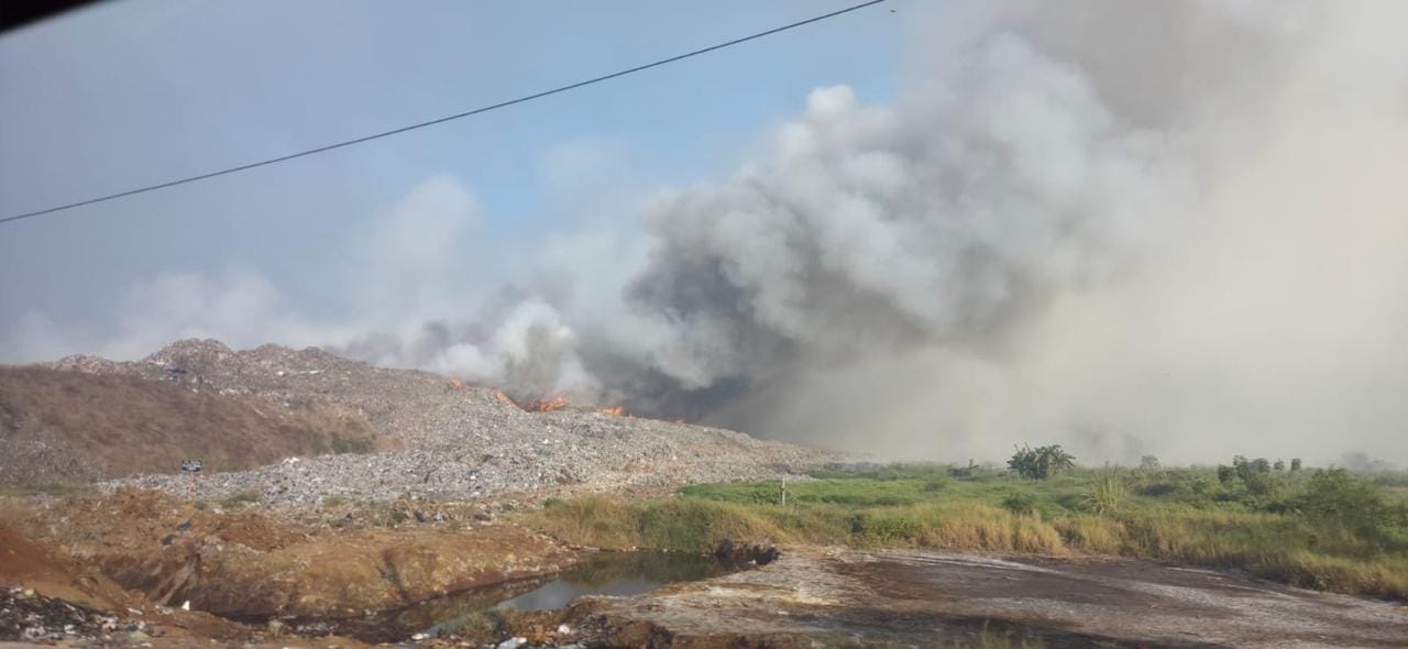 Kebakaran TPA Jatiwaringin meluas hingga 15 hektare. BNPB mengerahkan helikopter water bombing, sementara 15 warga mengungsi.