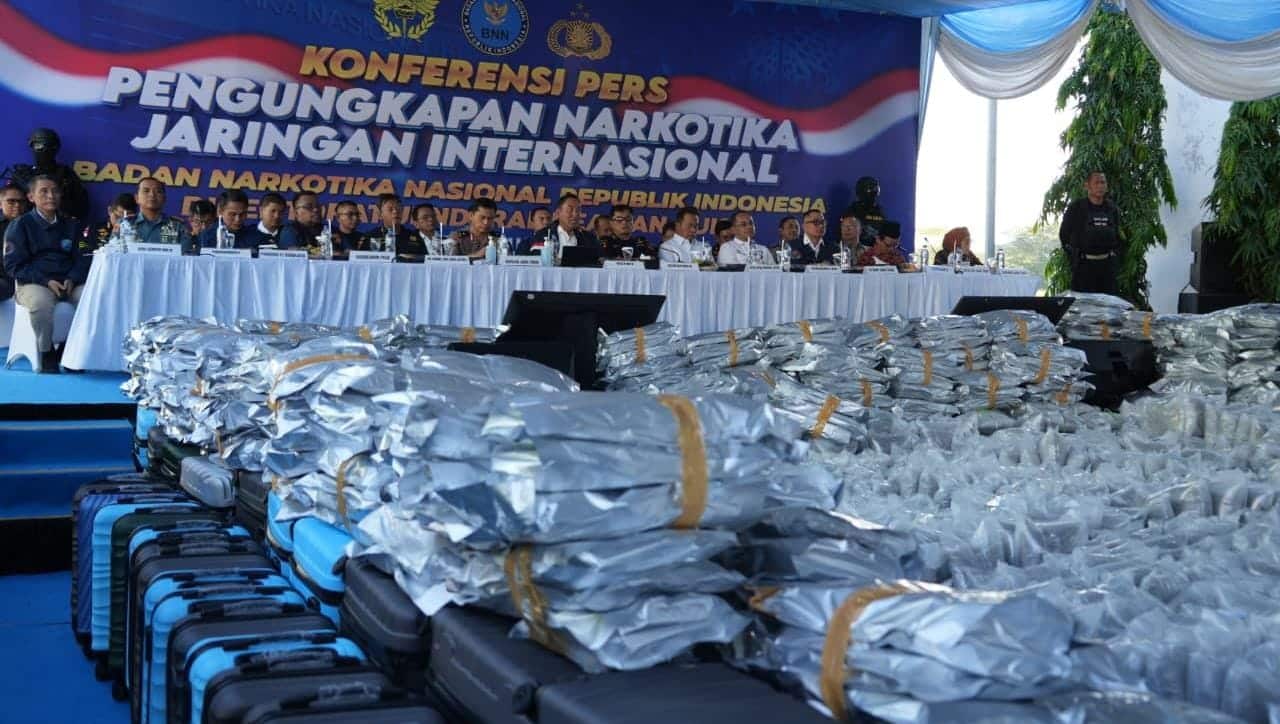BNN, Bea Cukai, dan Polri mengungkap penyelundupan 3,37 ton ganja yang mengandung THC tinggi melalui jalur impor resmi.