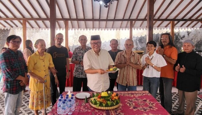 Ananta Wahana menghidupkan Omah Leluhur di Solo menjadi ruang sosial gratis untuk gotong royong, musyawarah, dan pemberdayaan masyarakat.