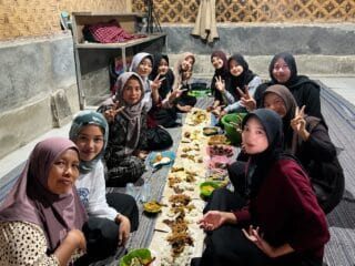 KUKERTA Kelompok 25 UIN SMH Banten Gelar Syukuran Potong Kambing, Pererat Silaturahmi dengan Warga Desa Cicaringin