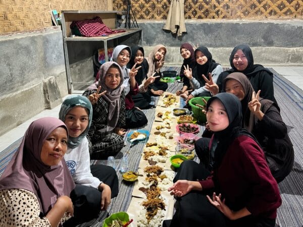 KUKERTA Kelompok 25 UIN SMH Banten Gelar Syukuran Potong Kambing, Pererat Silaturahmi dengan Warga Desa Cicaringin
