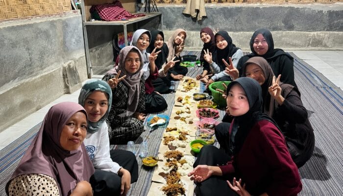 KUKERTA Kelompok 25 UIN SMH Banten menggelar syukuran potong kambing di Desa Cicaringin untuk mempererat silaturahmi dengan warga.