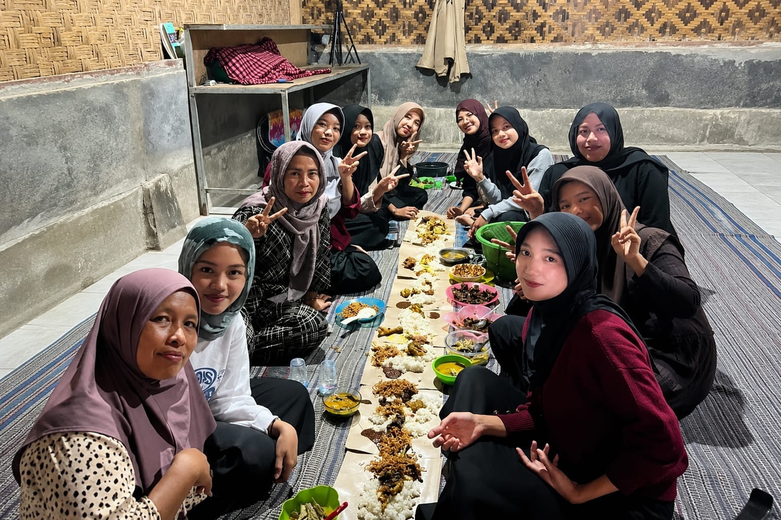 KUKERTA Kelompok 25 UIN SMH Banten menggelar syukuran potong kambing di Desa Cicaringin untuk mempererat silaturahmi dengan warga.