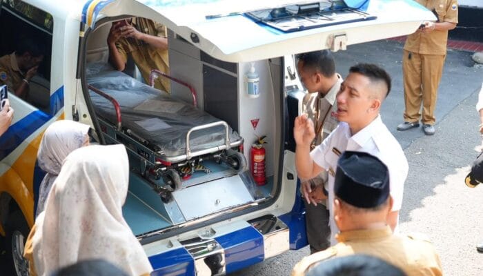 BPKH dan Laznas PPPA Daarul Qur'an menyalurkan ambulans untuk Puskesmas Gunungkencana guna memperkuat layanan kesehatan di Lebak.