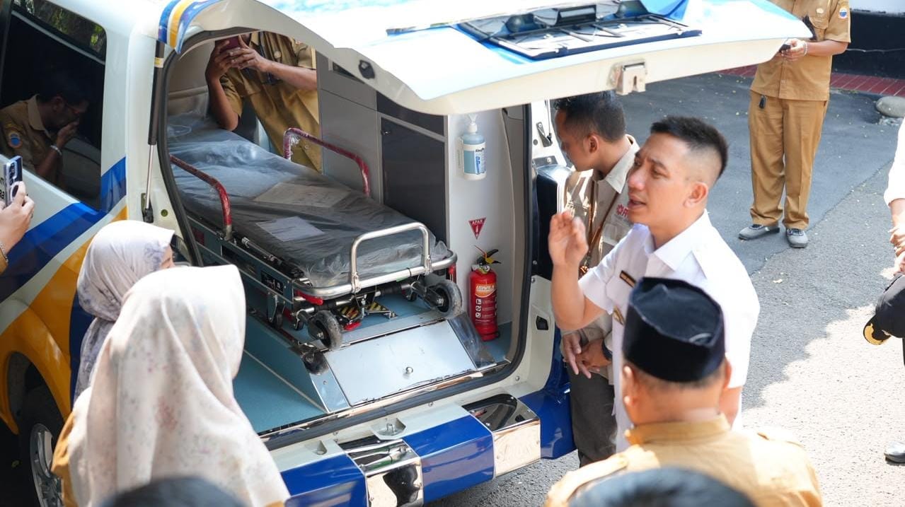 BPKH dan Laznas PPPA Daarul Qur'an menyalurkan ambulans untuk Puskesmas Gunungkencana guna memperkuat layanan kesehatan di Lebak.