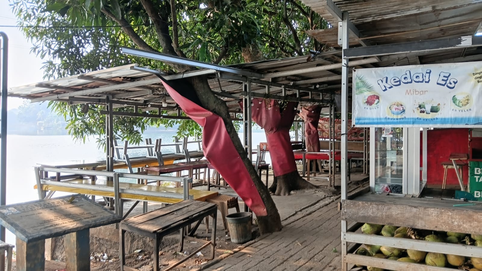 GANESPA desak Pemprov Banten tertibkan warung liar di Setu Ciledug, Pamulang, demi menjaga resapan air dan kelestarian lingkungan.