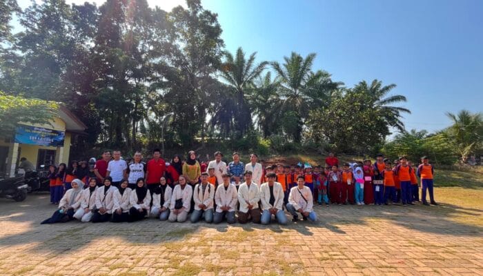 Mahasiswa KKN UIN SMH Banten melakukan survei dan koordinasi program kerja dengan SDN 4 Cikareo untuk mendukung kegiatan edukatif.