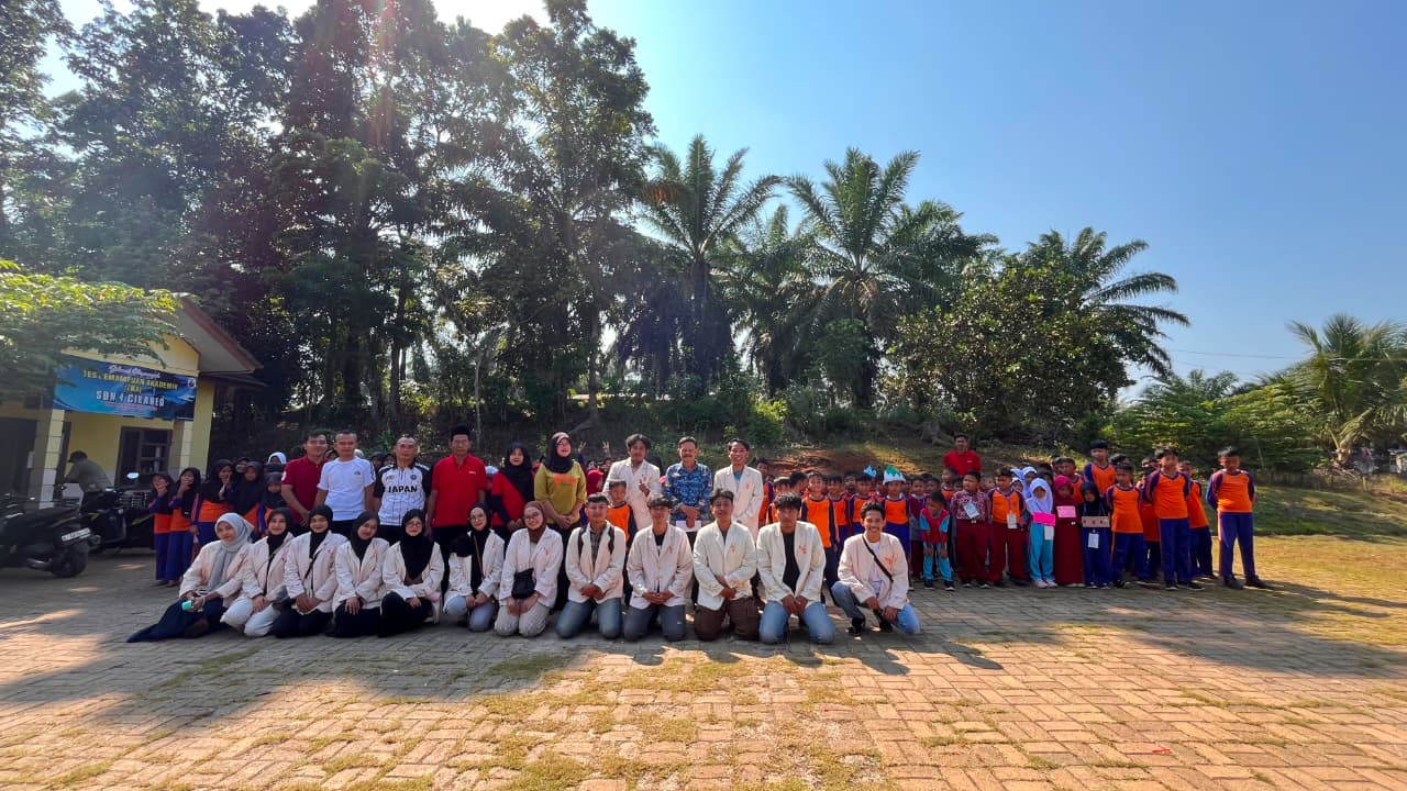 Mahasiswa KKN UIN SMH Banten melakukan survei dan koordinasi program kerja dengan SDN 4 Cikareo untuk mendukung kegiatan edukatif.