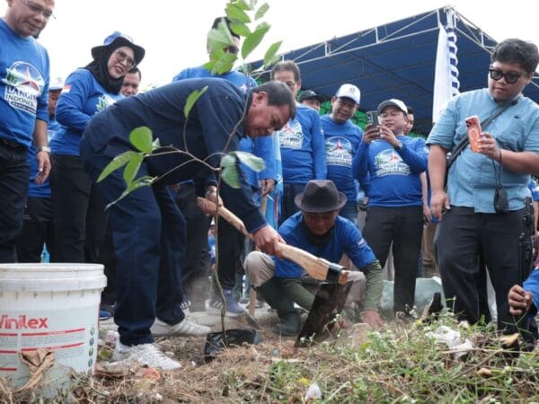 Bupati Tangerang Pimpin Aksi Bersih Lingkungan dan Penanaman Pohon di Cikupa