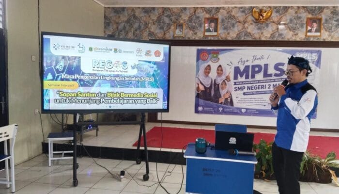 Sebanyak 360 siswa SMPN 2 Mauk mendapat edukasi literasi digital dalam MPLS 2026 untuk mencegah hoaks dan cyberbullying.
