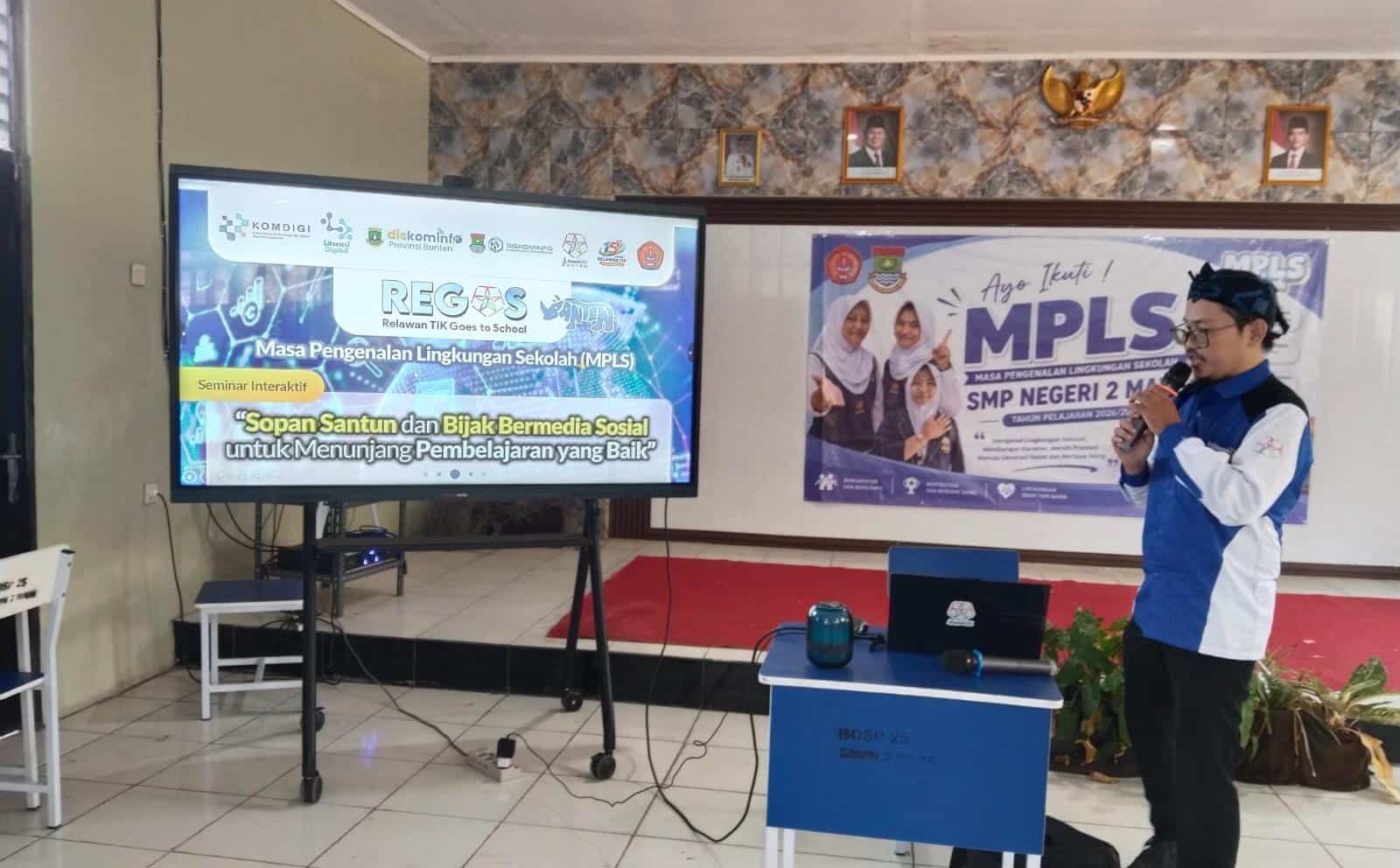 Sebanyak 360 siswa SMPN 2 Mauk mendapat edukasi literasi digital dalam MPLS 2026 untuk mencegah hoaks dan cyberbullying.