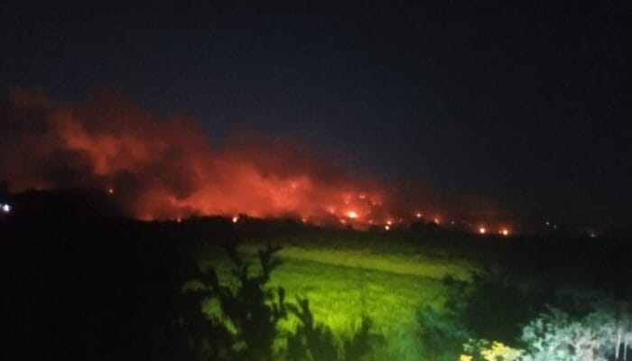 Api di TPA Jatiwaringin Kabupaten Tangerang belum padam hingga Rabu malam. Warga terdampak mengungsi, Pemkab tetapkan status tanggap darurat.