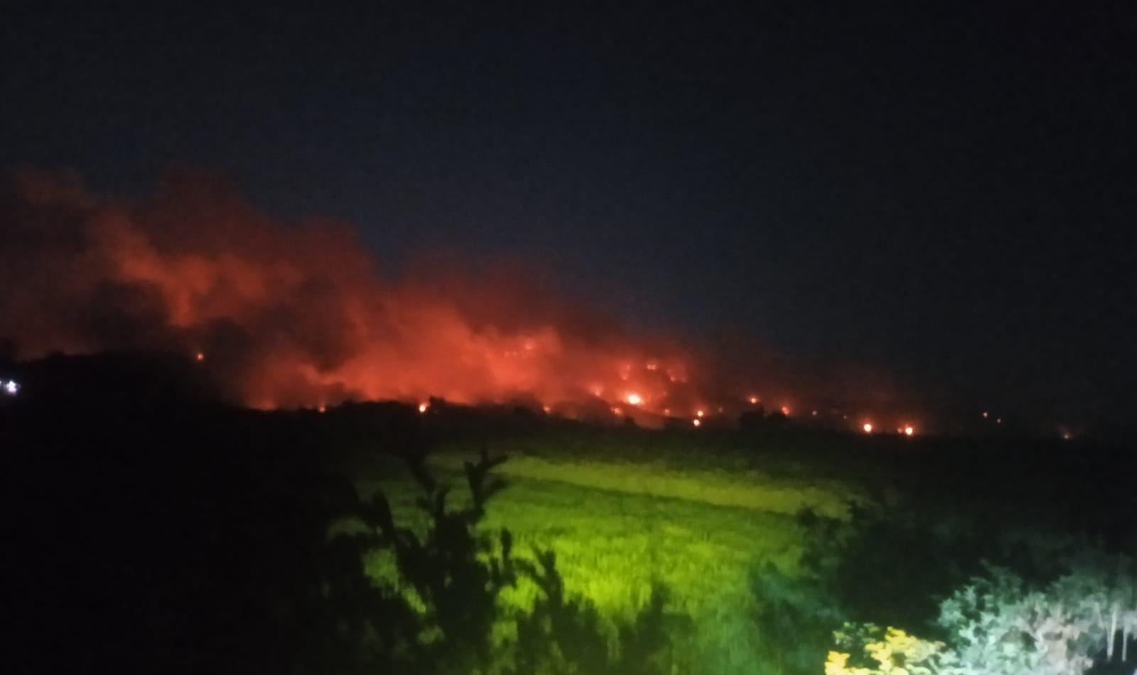 Api di TPA Jatiwaringin Kabupaten Tangerang belum padam hingga Rabu malam. Warga terdampak mengungsi, Pemkab tetapkan status tanggap darurat.