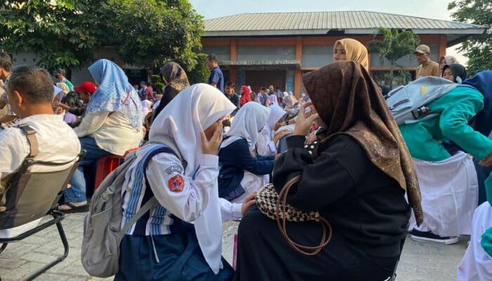 SMKN 5 Tangerang Selatan menggelar MPLS Ramah 2026 dengan tradisi sungkeman serta pemantauan BPMP untuk menciptakan sekolah aman.